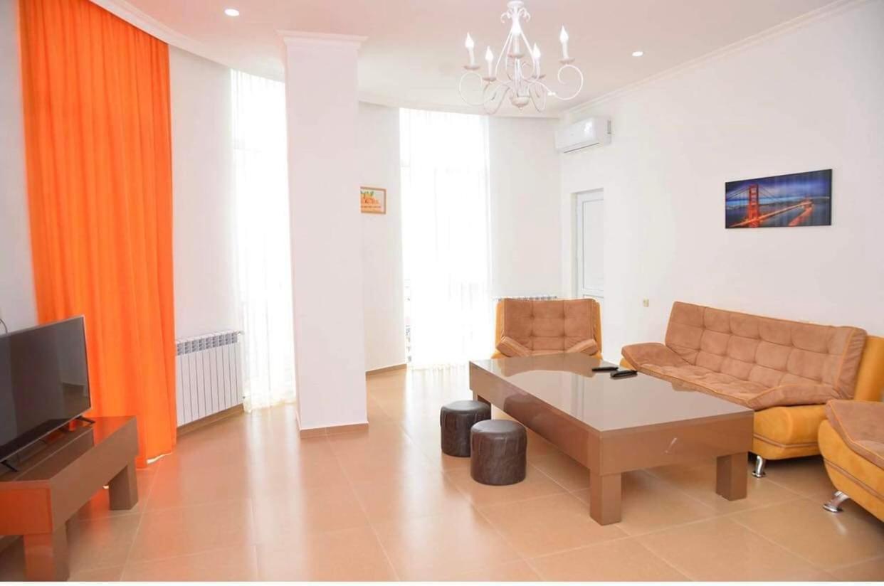 Orange Home Hotel バトゥーミ エクステリア 写真
