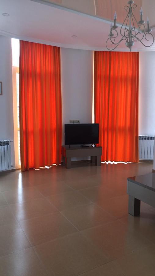Orange Home Hotel バトゥーミ エクステリア 写真