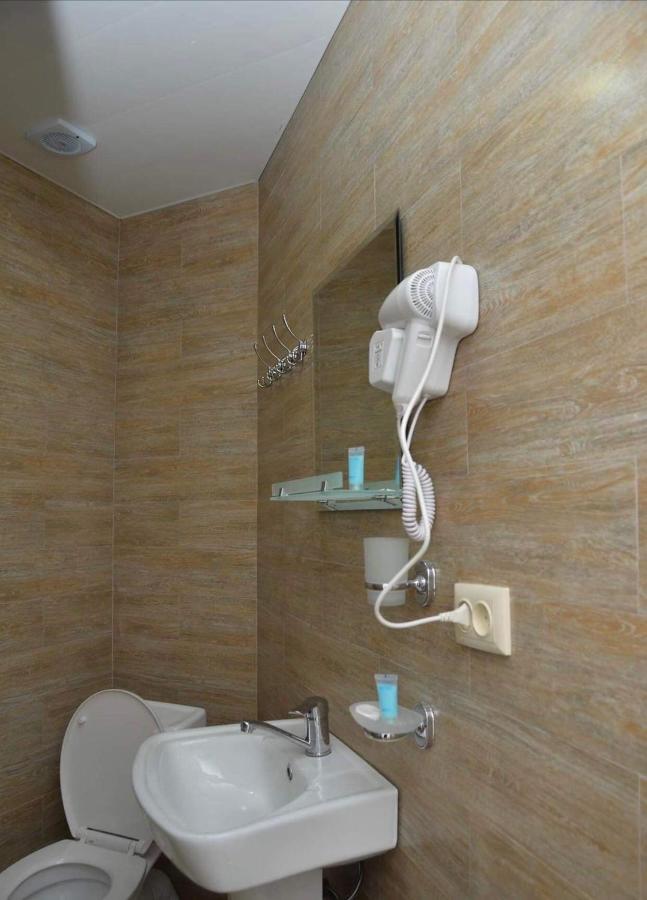 Orange Home Hotel バトゥーミ エクステリア 写真
