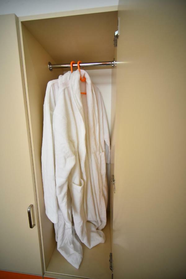 Orange Home Hotel バトゥーミ エクステリア 写真
