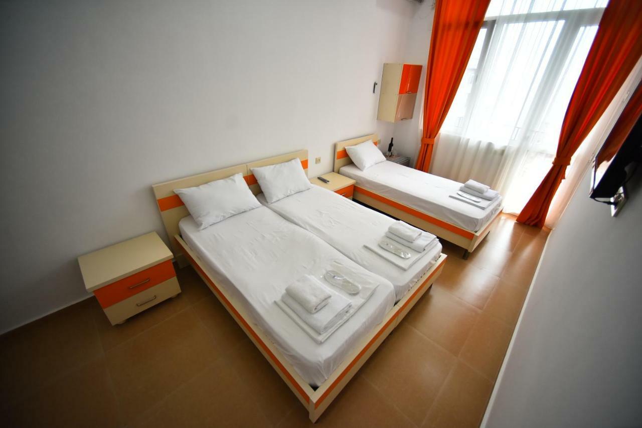 Orange Home Hotel バトゥーミ エクステリア 写真