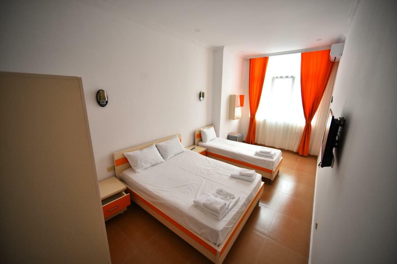 Orange Home Hotel バトゥーミ エクステリア 写真